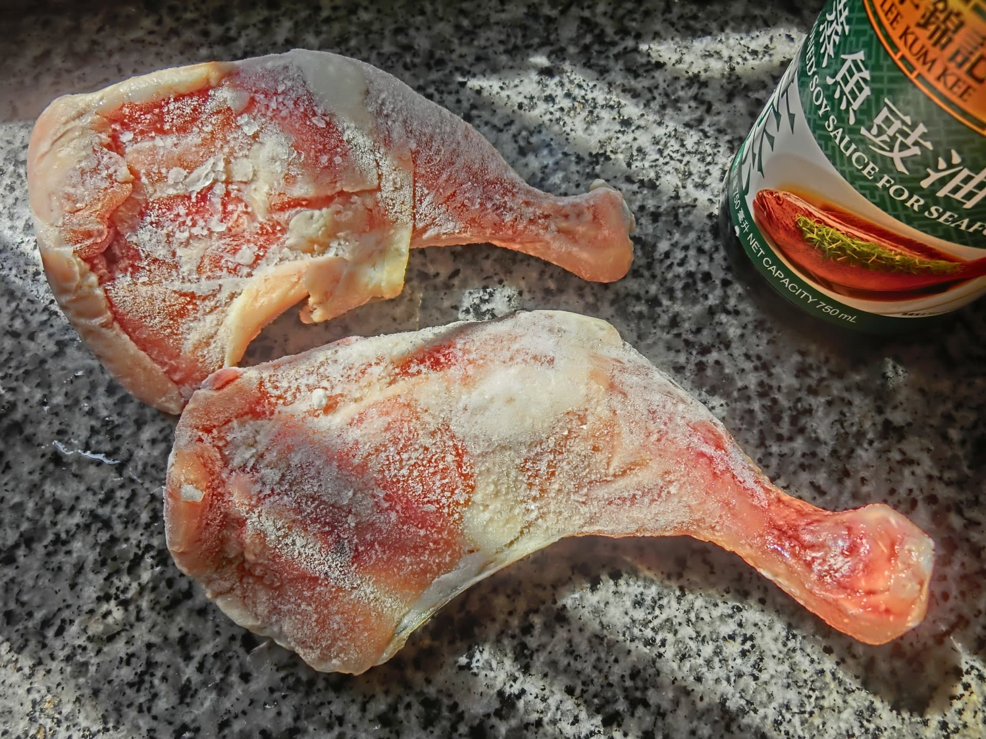 Ayam mentah segar dengan ais